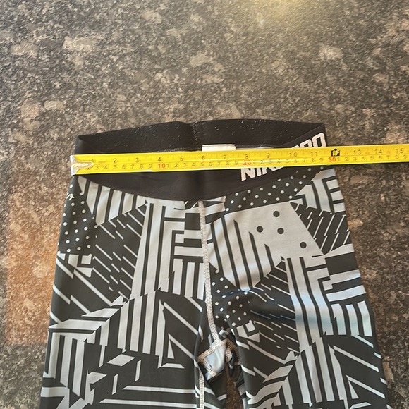 Nike Pro - DriFit Black/Grey Patterned Capri Legging - Picture 3 of 5